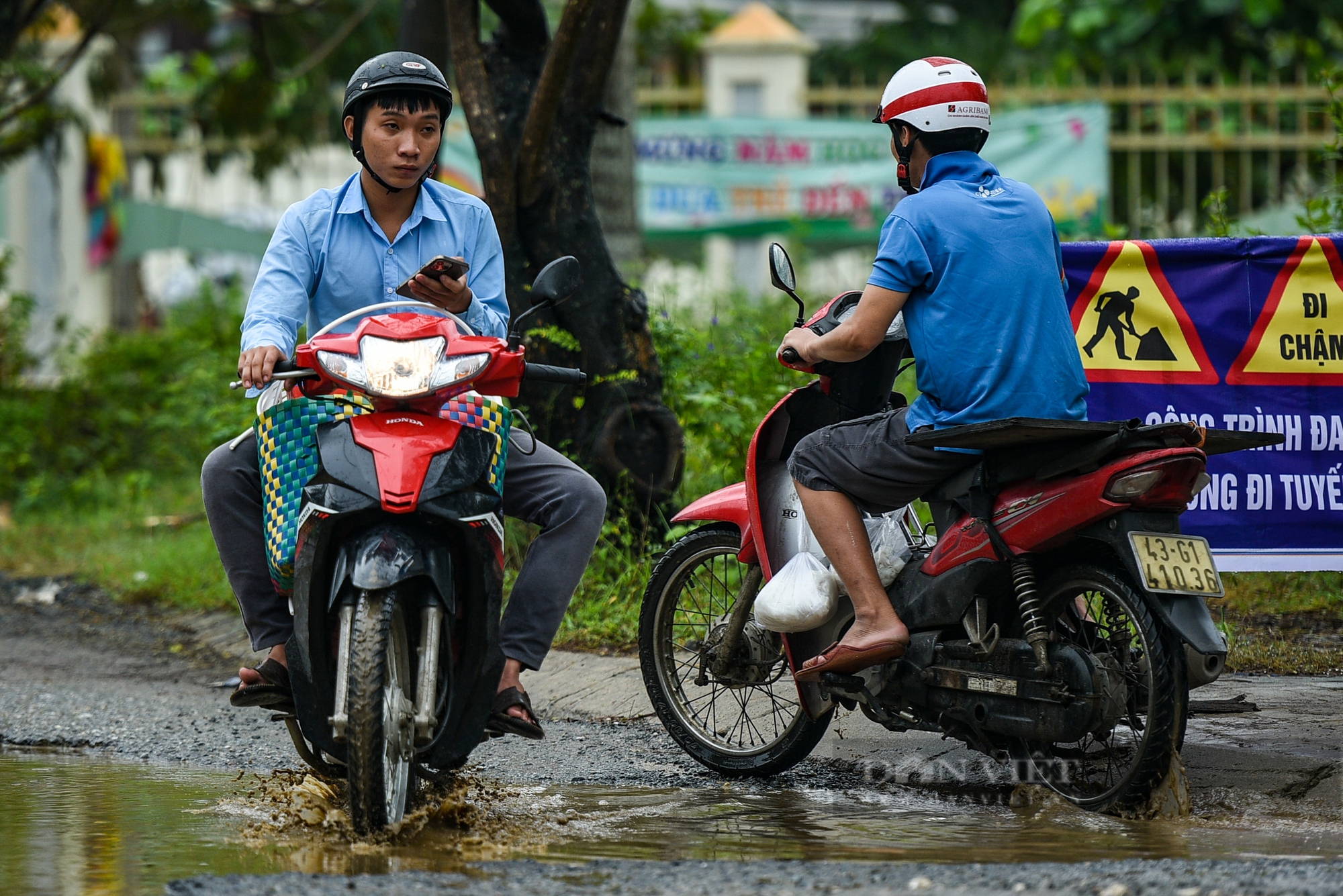 Người dân "diễn xiếc" khi đi qua con đường đau khổ ở Đà Nẵng - Ảnh 13.