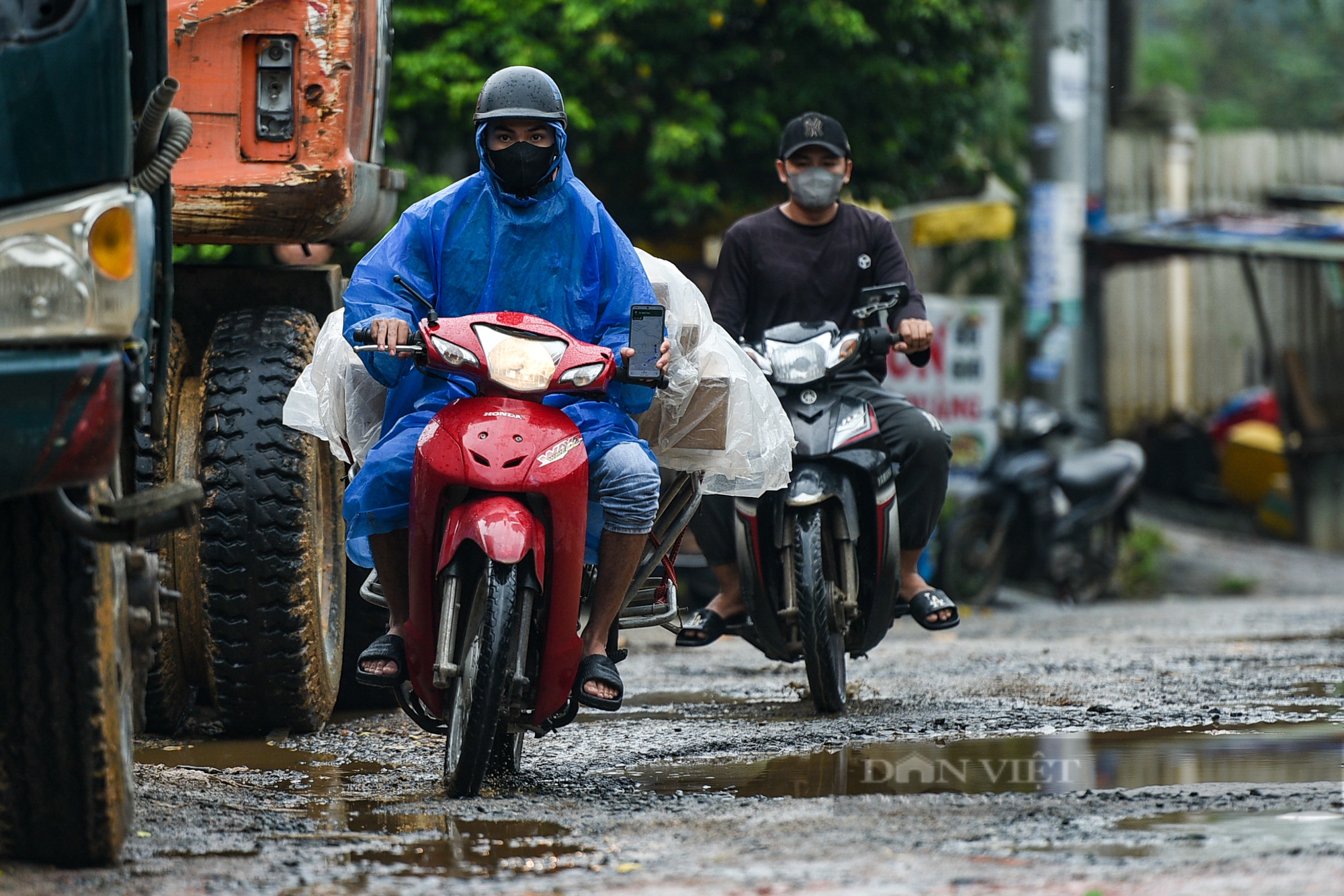 Người dân "diễn xiếc" khi đi qua con đường đau khổ ở Đà Nẵng - Ảnh 2.