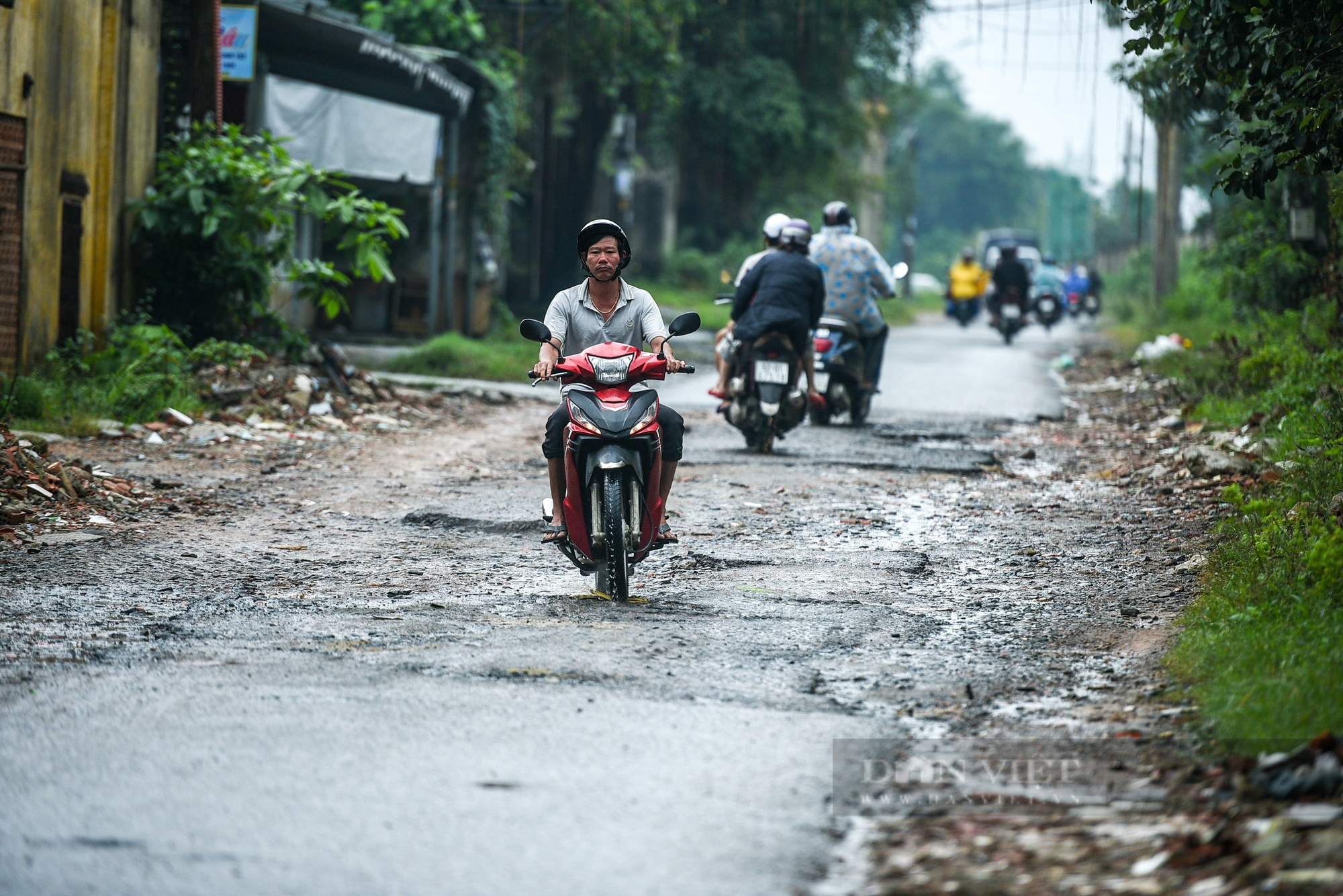 Người dân "diễn xiếc" khi đi qua con đường đau khổ ở Đà Nẵng - Ảnh 1.