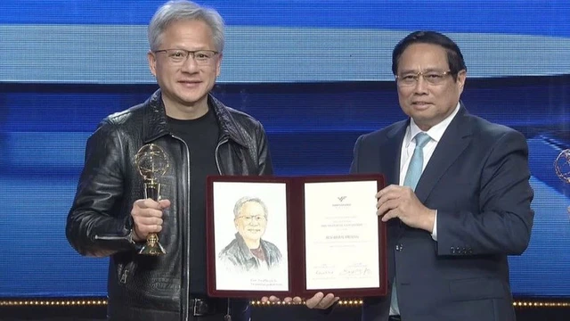 Trong đêm trao giải VinFuture 2024, tỷ phú Jensen Huang - CEO Nvidia nói với Á hậu Thụy Vân một câu mà tim loạn nhịp - Ảnh 3.