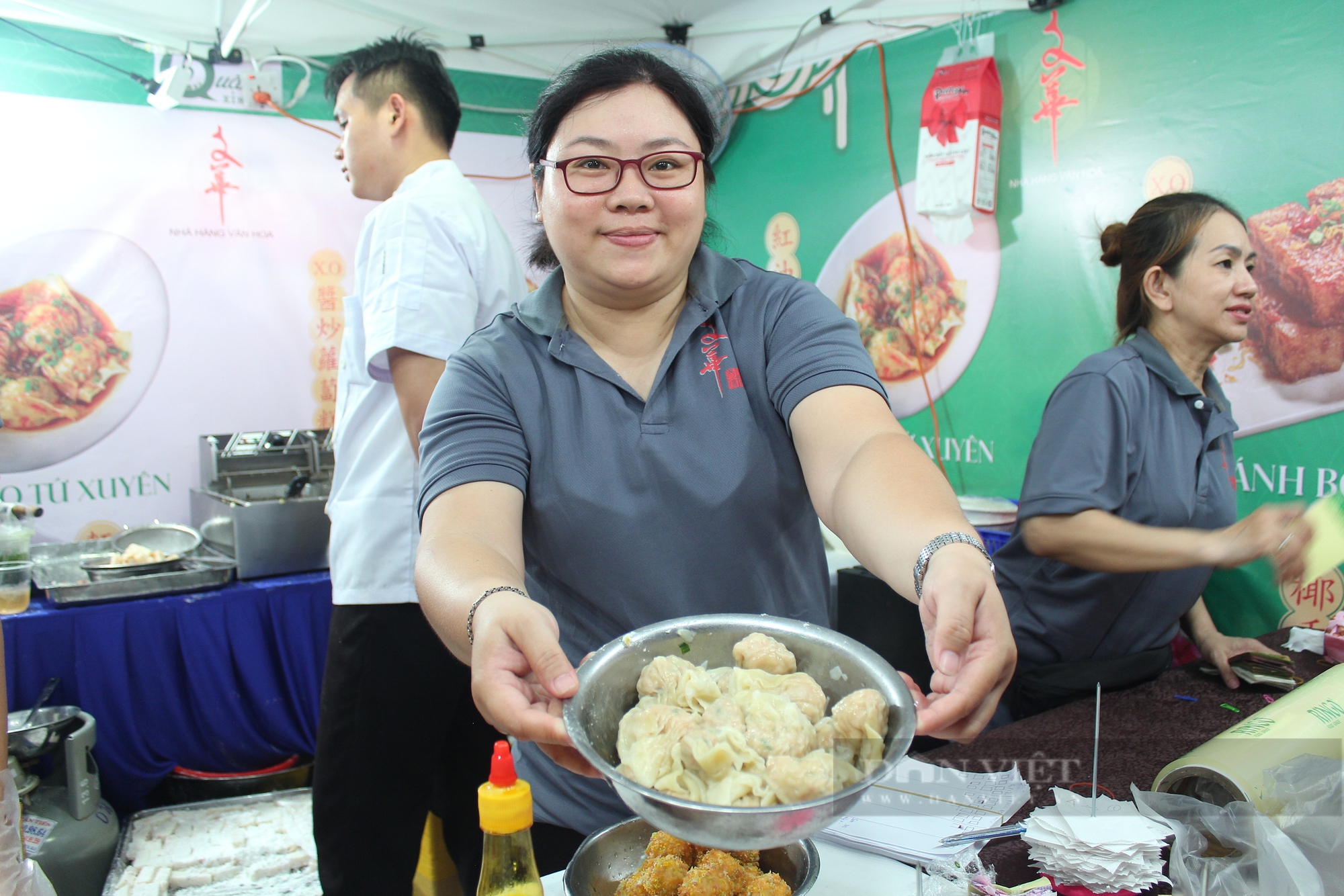 Lễ hội ẩm thực Chợ Lớn đang diễn ra, khách chen chân thưởng thức dimsum, mì hoành thánh, ai ăn cũng khen - Ảnh 1.