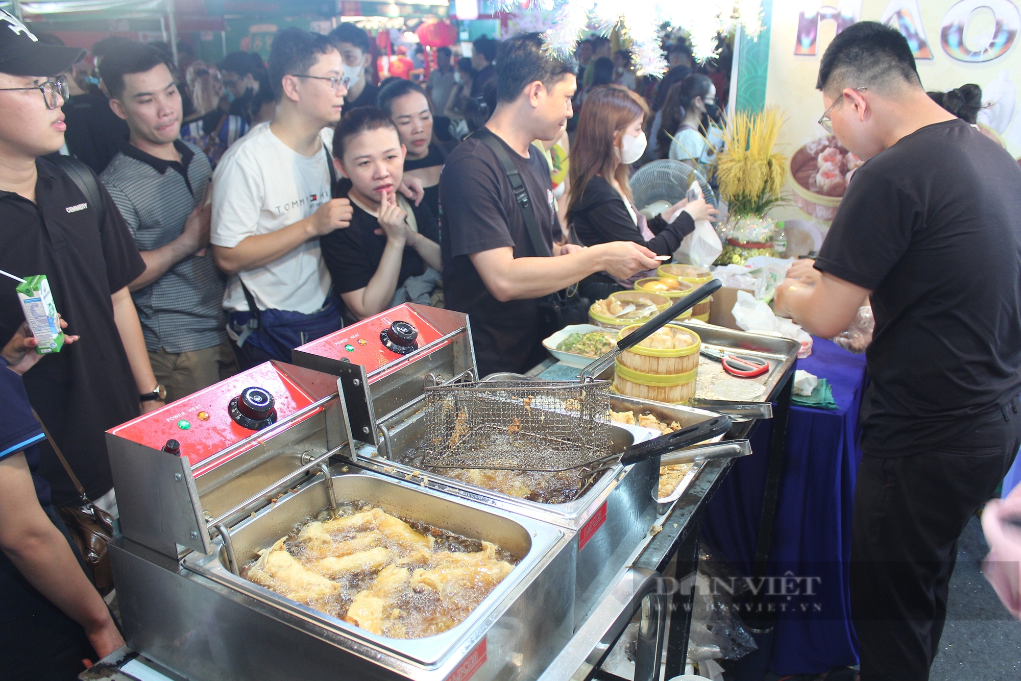 Lễ hội ẩm thực Chợ Lớn đang diễn ra, khách chen chân thưởng thức dimsum, mì hoành thánh, ai ăn cũng khen - Ảnh 7.