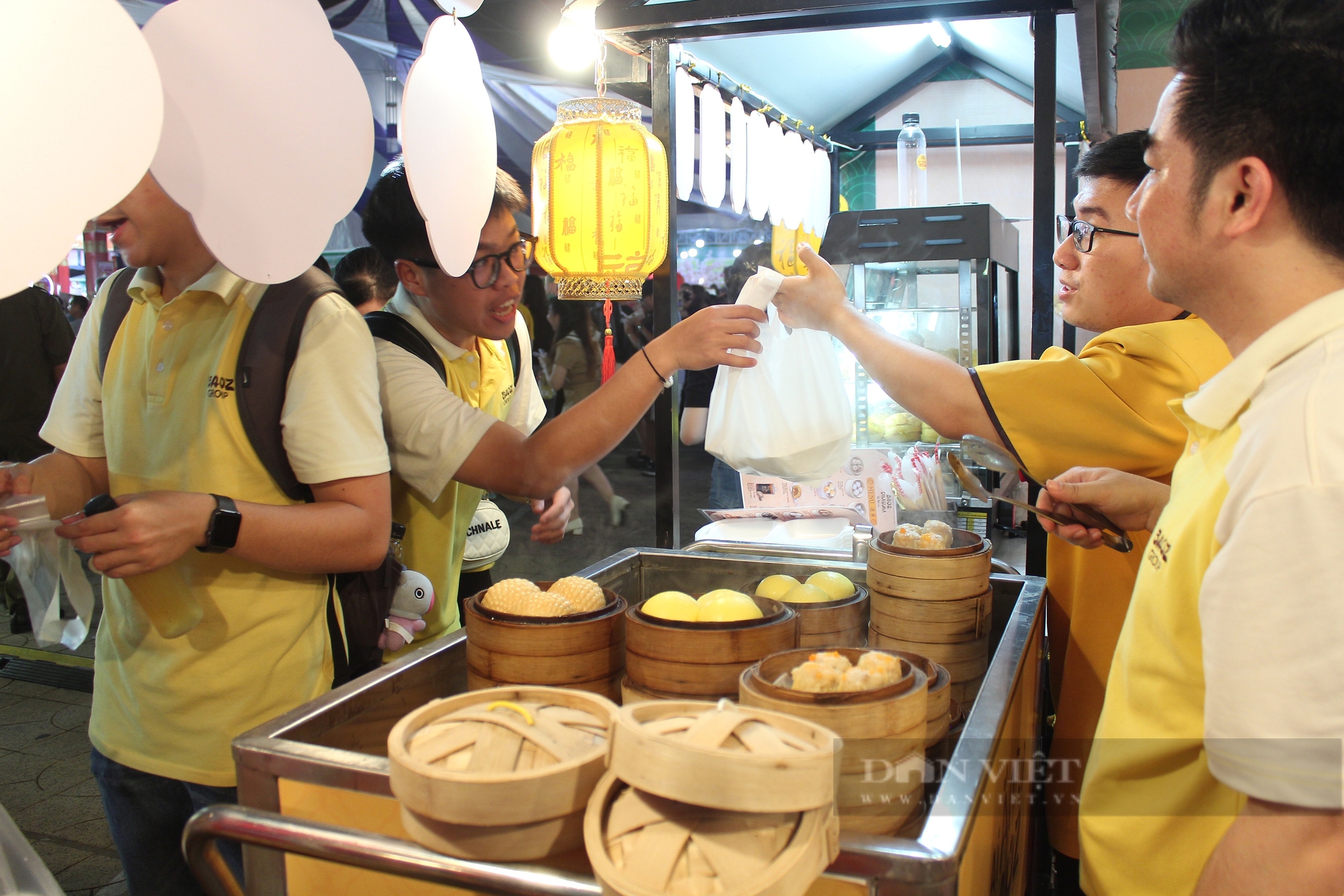 Lễ hội ẩm thực Chợ Lớn đang diễn ra, khách chen chân thưởng thức dimsum, mì hoành thánh, ai ăn cũng khen - Ảnh 4.