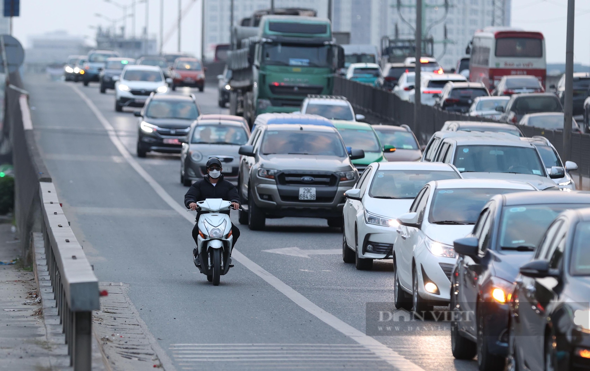 Xe máy đi vào đường cấm, phóng tốc độ cao trên đường Vành đai 3 và Đại lộ Thăng Long - Ảnh 1.