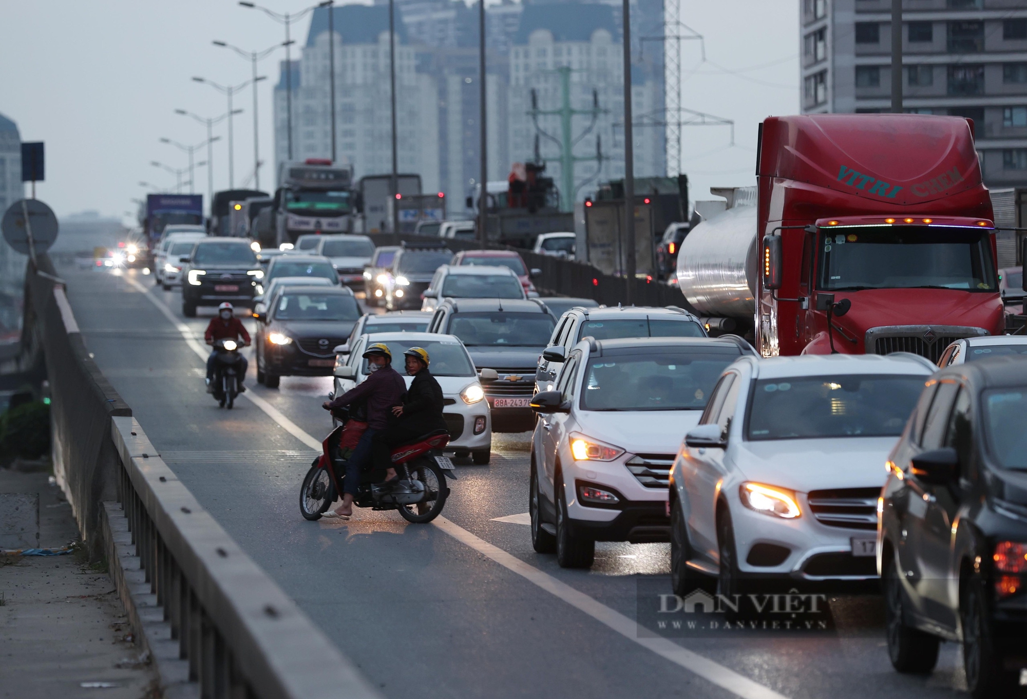 Xe máy đi vào đường cấm, phóng tốc độ cao trên đường Vành đai 3 và Đại lộ Thăng Long - Ảnh 3.