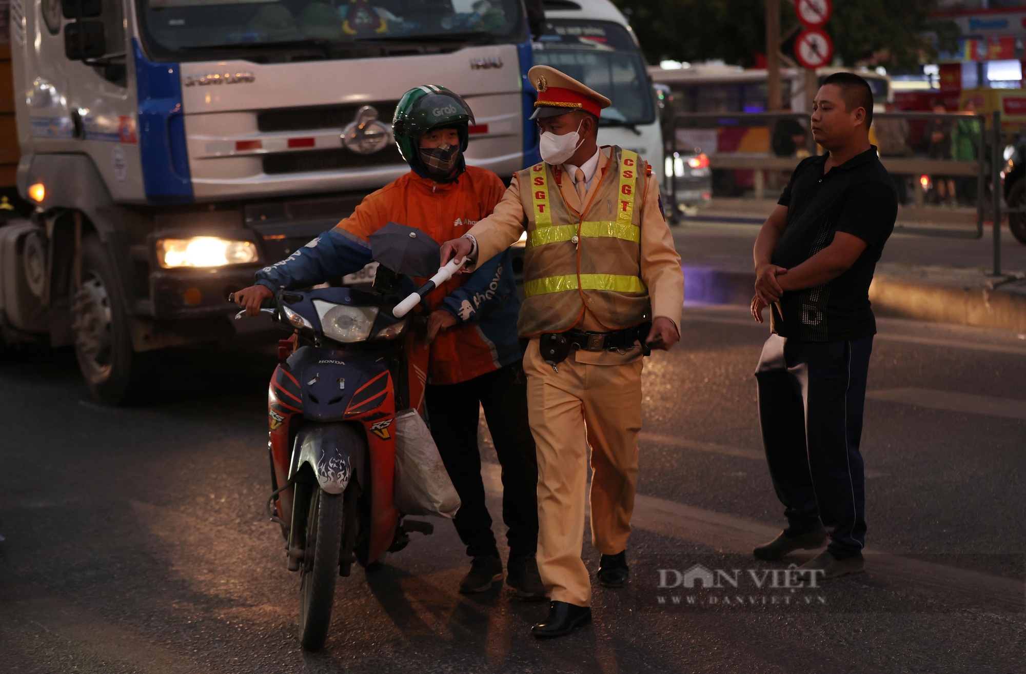 Xe máy đi vào đường cấm, phóng tốc độ cao trên đường Vành đai 3 và Đại lộ Thăng Long - Ảnh 9.