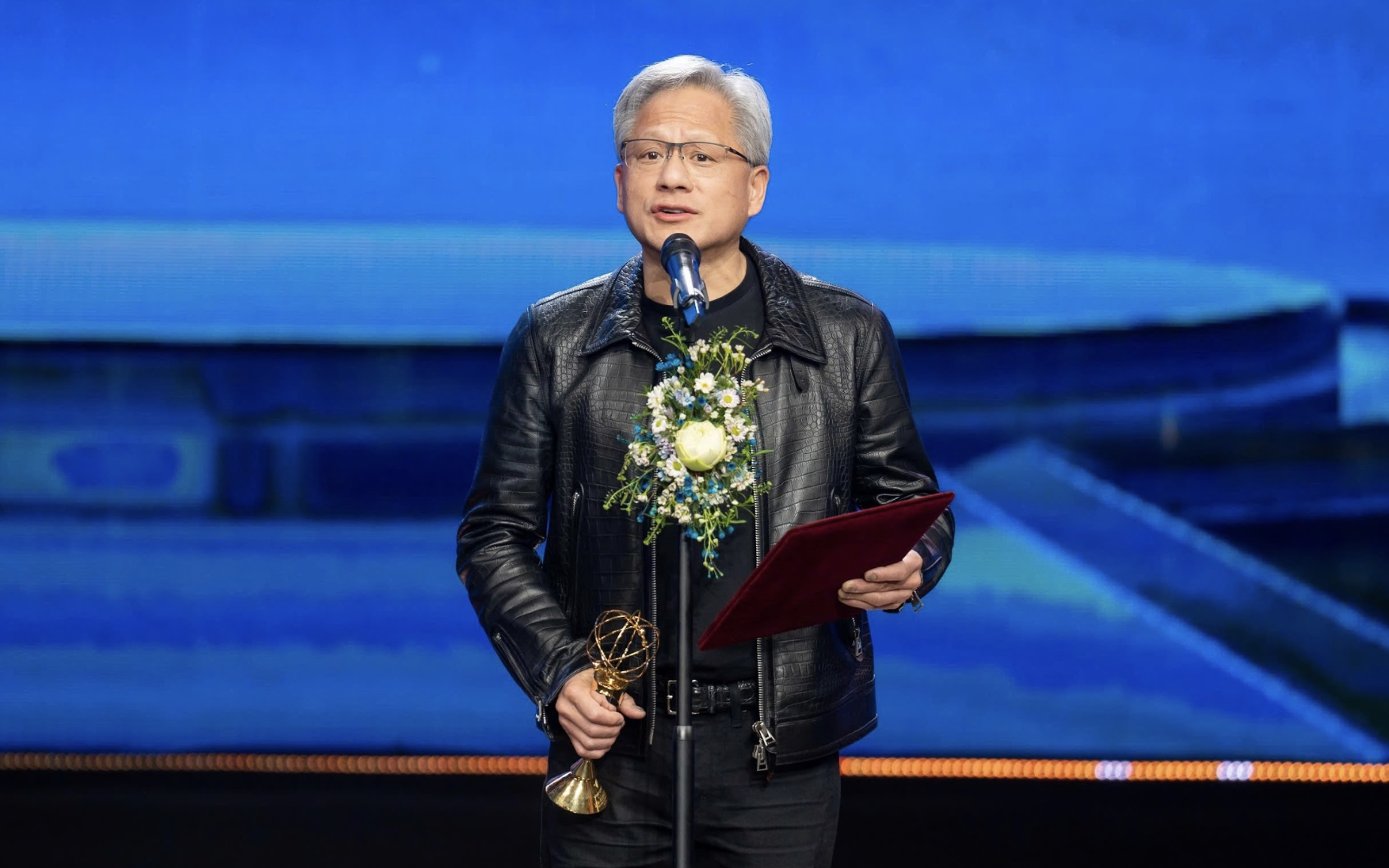 Tỷ phú Jensen Huang - CEO Nvidia nói một câu khiến Á hậu Thụy Vân "rung rinh" - Ảnh 2.