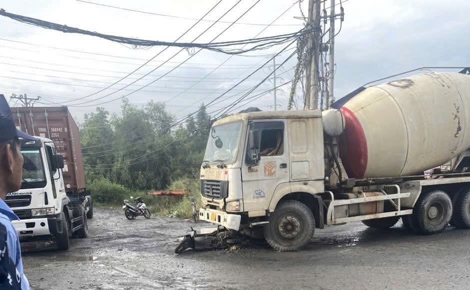 Va chạm với xe bồn gần vong xoay Phú Hữu, người phụ nữ tử vong tại chỗ - Ảnh 1.