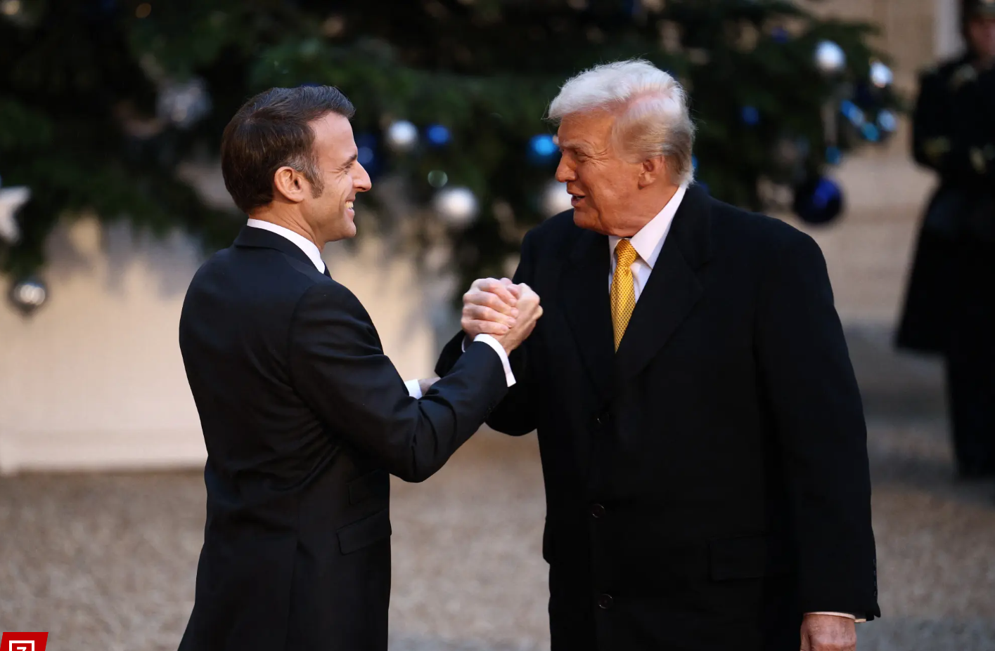 Bắt tay áp đảo ông Macron, thờ ơ với ông Zelensky: Ông Trump gây bão ở Paris - Ảnh 1.