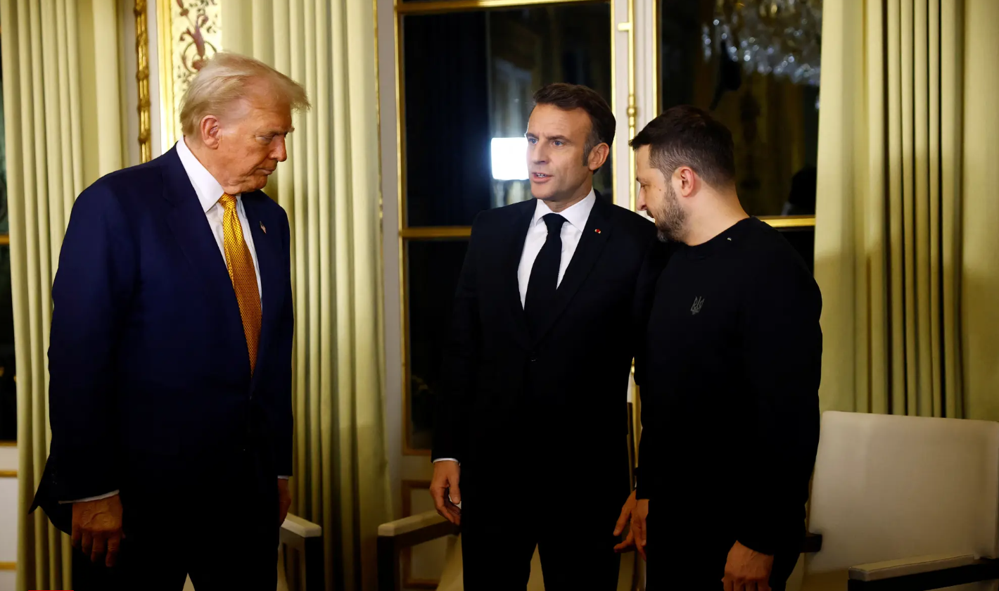 Bắt tay áp đảo ông Macron, thờ ơ với ông Zelensky: Ông Trump gây bão ở Paris - Ảnh 2.