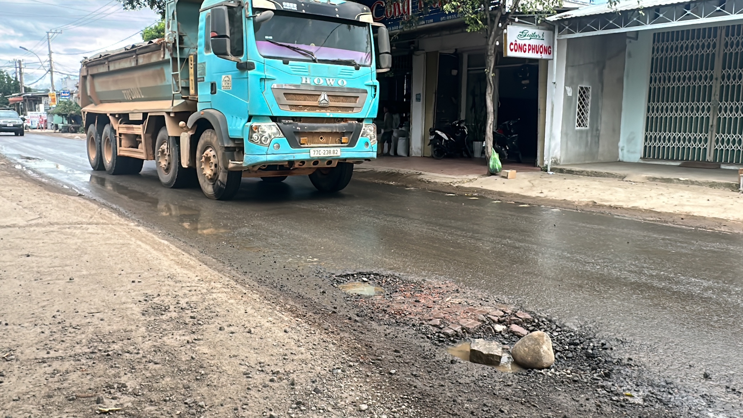 Xe ben chở đất “cày” nát mặt đường, tung bụi mù mịt giữa trung tâm thành phố- Ảnh 5.