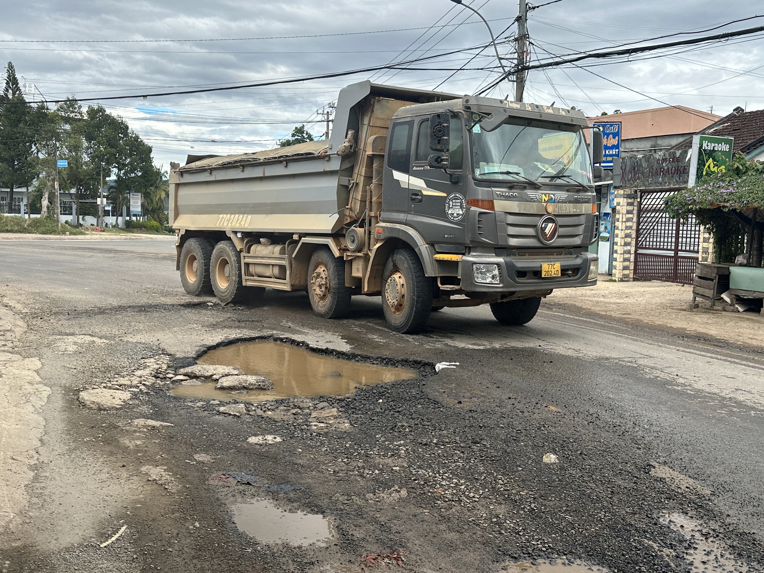 Xe ben chở đất “cày” nát mặt đường, tung bụi mù mịt giữa trung tâm thành phố- Ảnh 2.