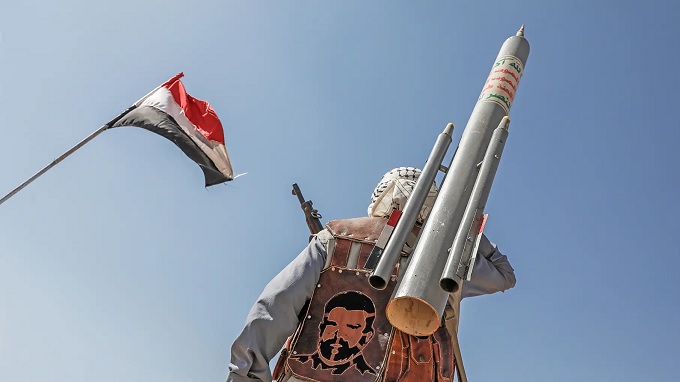 Mỹ lần đầu đánh phủ đầu vào hệ thống tên lửa phòng không của Houthi - Ảnh 1.