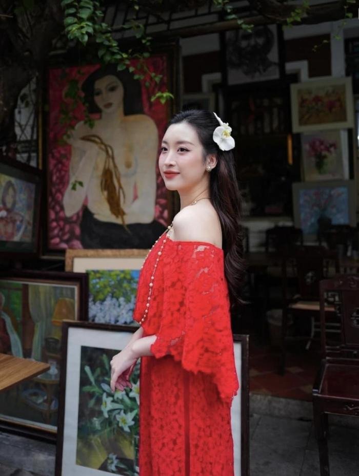 Hoa hậu Đỗ Mỹ Linh mặc áo dài xinh đẹp như mộng đón Tết Nguyên đán 2024- Ảnh 3.