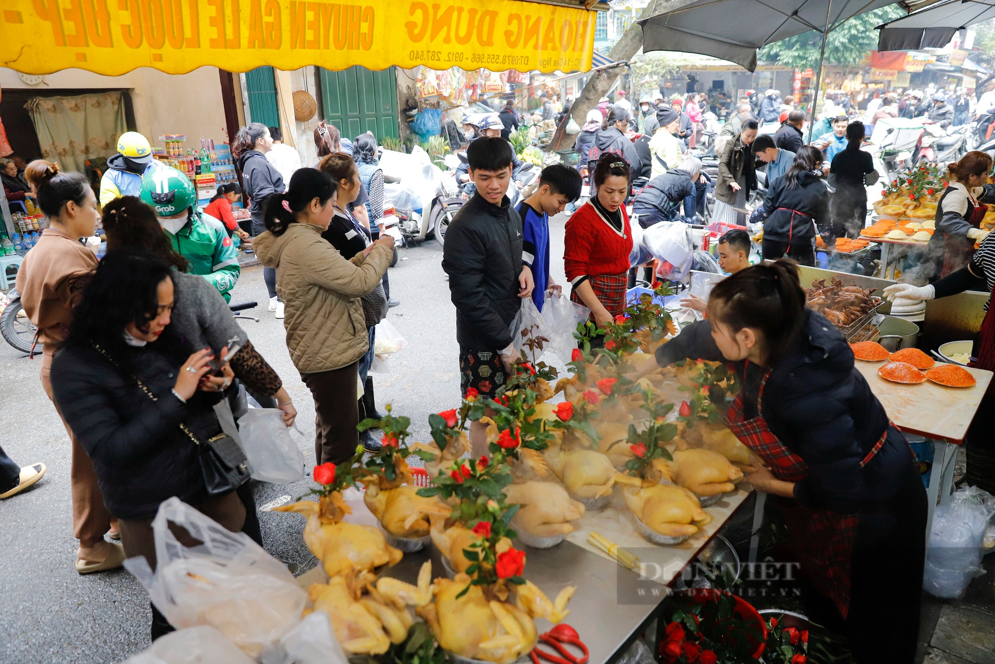 Gà ngậm hoa hồng cúng ông Công, ông Táo giá 600.000 đồng/con hút khách tại "chợ nhà giàu" Hà Nội- Ảnh 1.