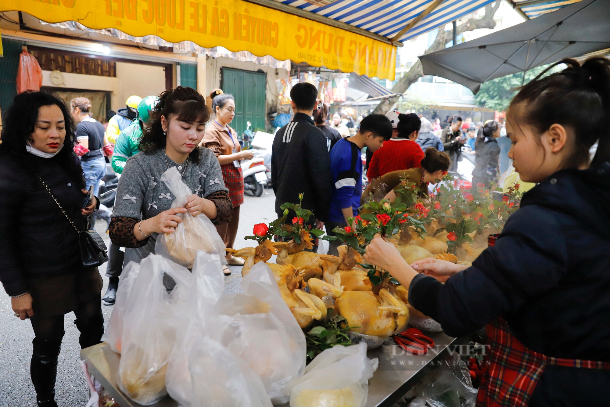 Gà ngậm hoa hồng cúng ông Công, ông Táo giá 600.000 đồng/con hút khách tại "chợ nhà giàu" Hà Nội- Ảnh 2.
