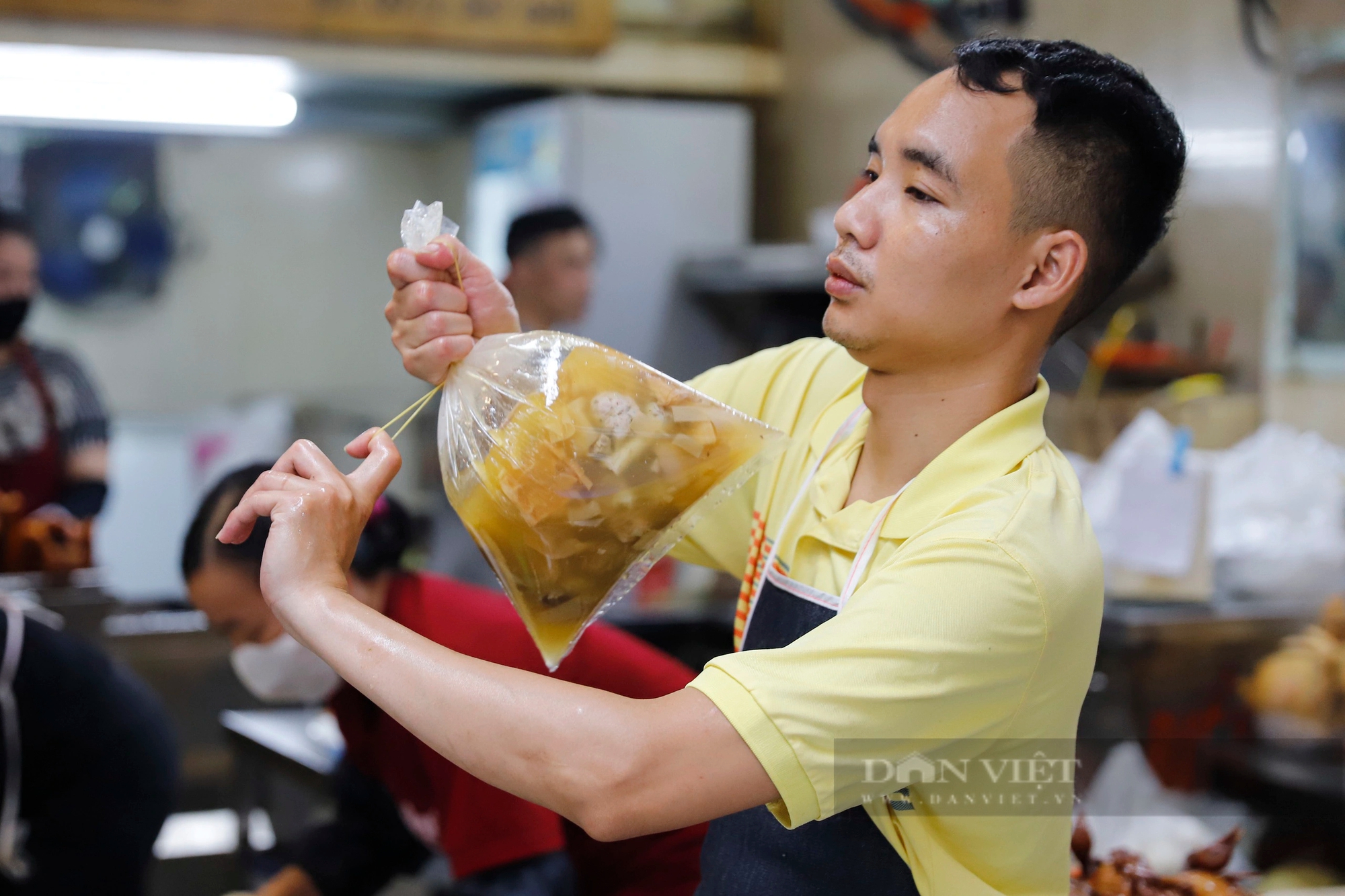 Gà ngậm hoa hồng cúng ông Công, ông Táo giá 600.000 đồng/con hút khách tại "chợ nhà giàu" Hà Nội- Ảnh 6.