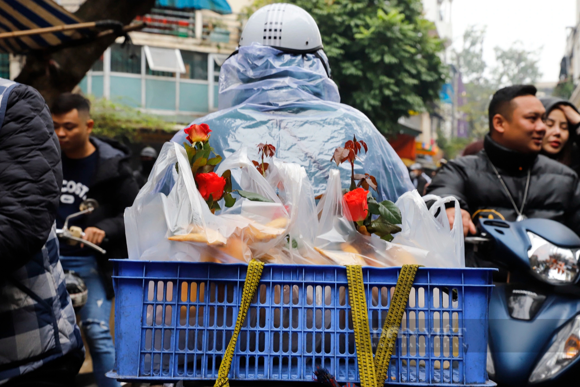 Gà ngậm hoa hồng cúng ông Công, ông Táo giá 600.000 đồng/con hút khách tại "chợ nhà giàu" Hà Nội- Ảnh 8.