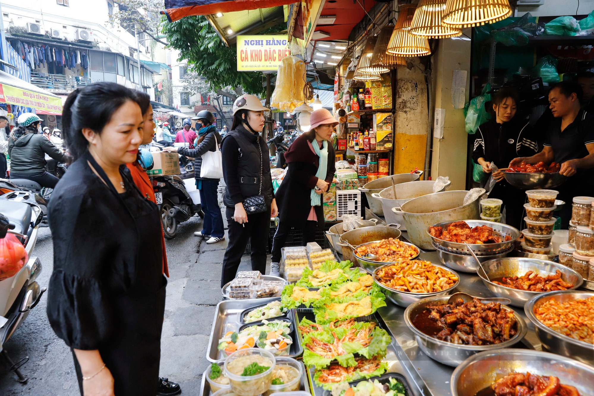 Gà ngậm hoa hồng cúng ông Công, ông Táo giá 600.000 đồng/con hút khách tại "chợ nhà giàu" Hà Nội- Ảnh 10.