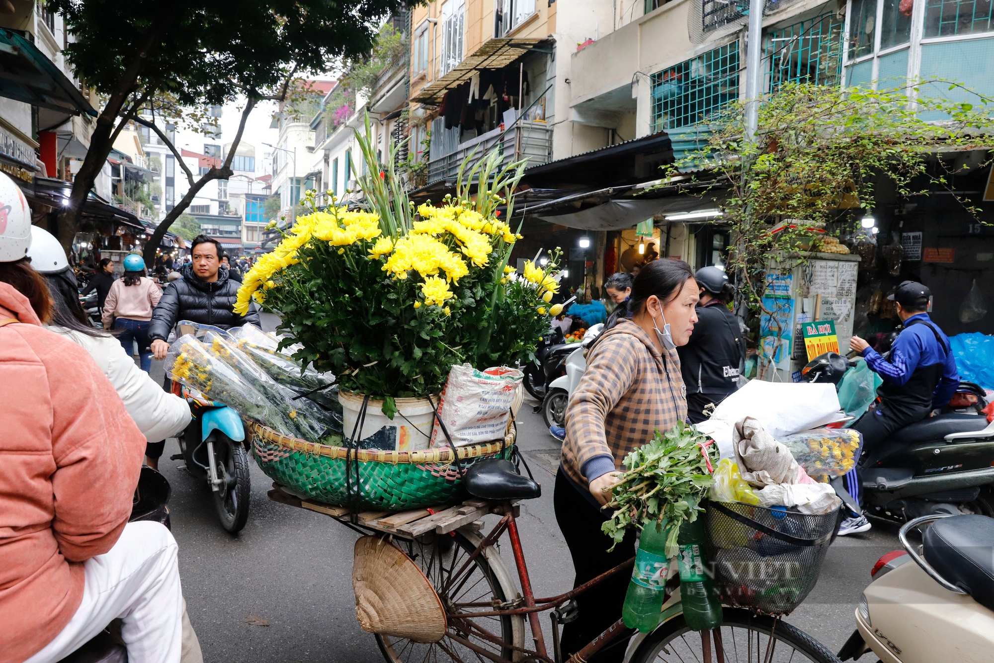 Gà ngậm hoa hồng cúng ông Công, ông Táo giá 600.000 đồng/con hút khách tại "chợ nhà giàu" Hà Nội- Ảnh 13.