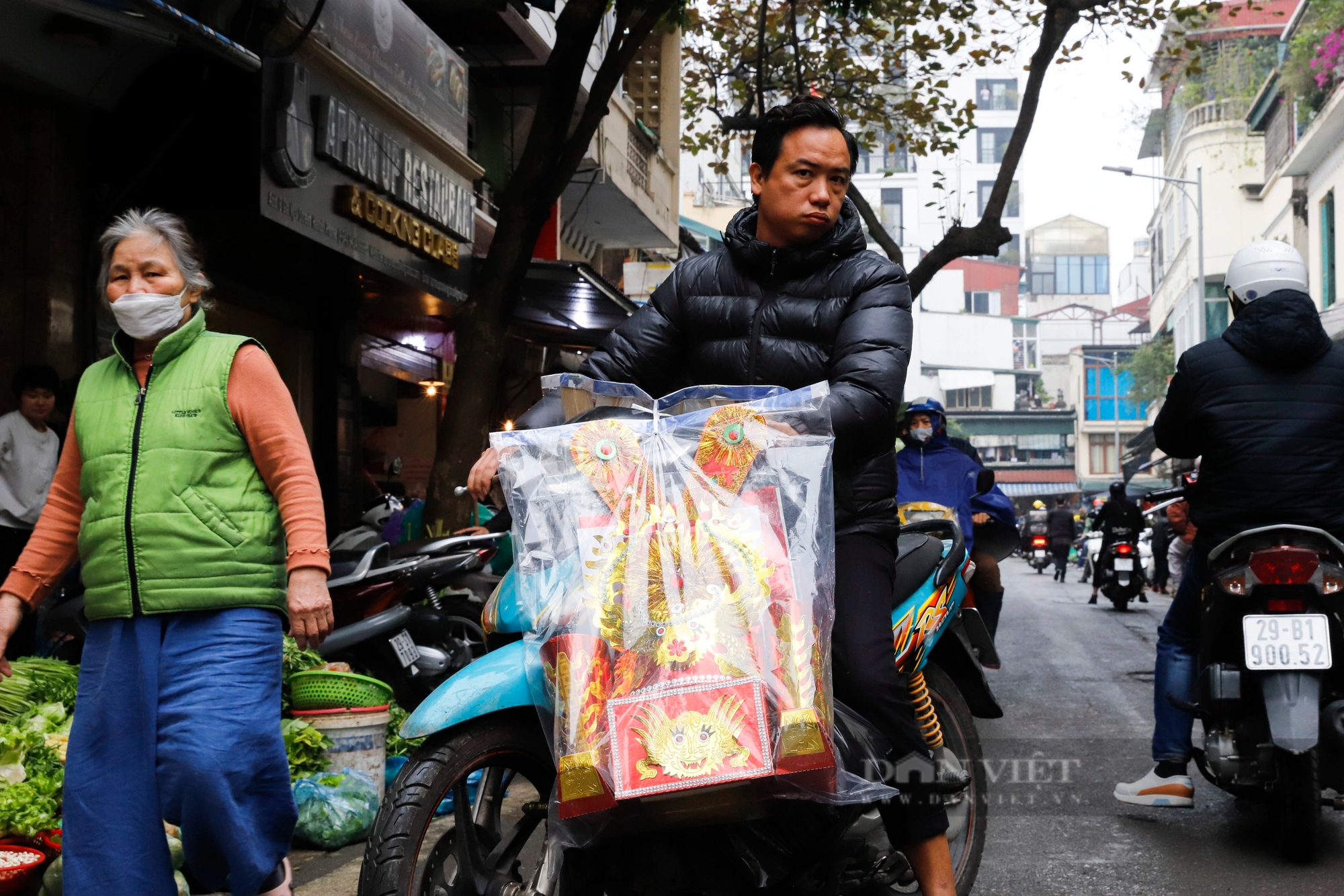 Gà ngậm hoa hồng cúng ông Công, ông Táo giá 600.000 đồng/con hút khách tại "chợ nhà giàu" Hà Nội- Ảnh 14.