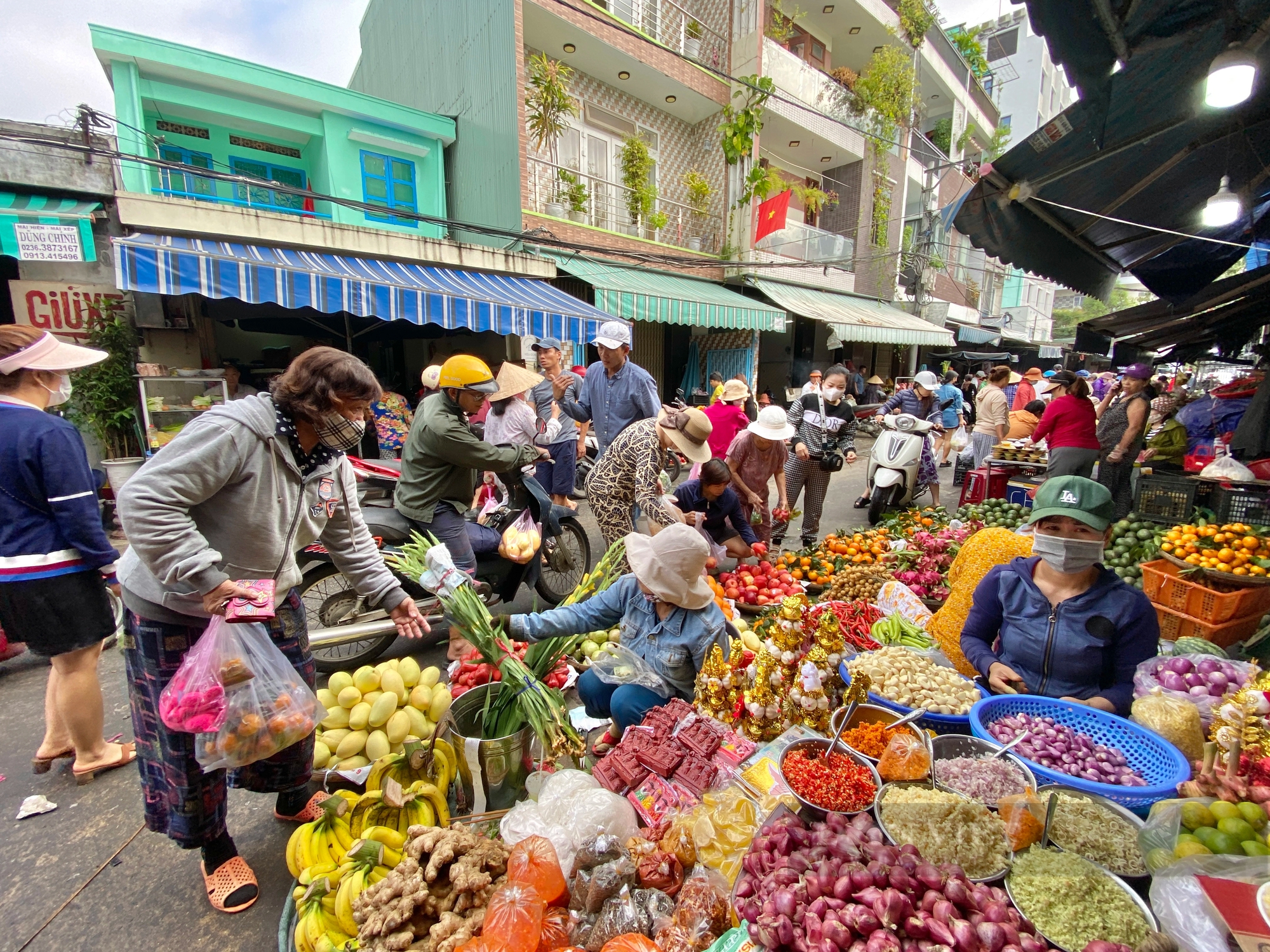 Đà Nẵng: Xôi chè, cá chép rau câu đắt hàng dịp cúng ông Táo, bán luôn tay từ 4 giờ sáng đến tối muộn- Ảnh 1.