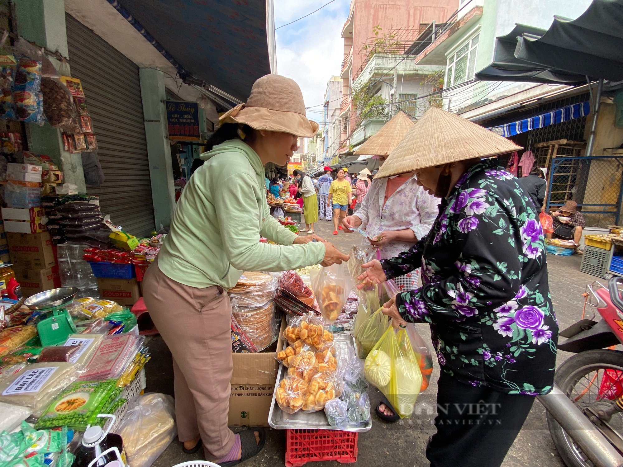 Đà Nẵng: Xôi chè, cá chép rau câu đắt hàng dịp cúng ông Táo, bán luôn tay từ 4 giờ sáng đến tối muộn- Ảnh 2.