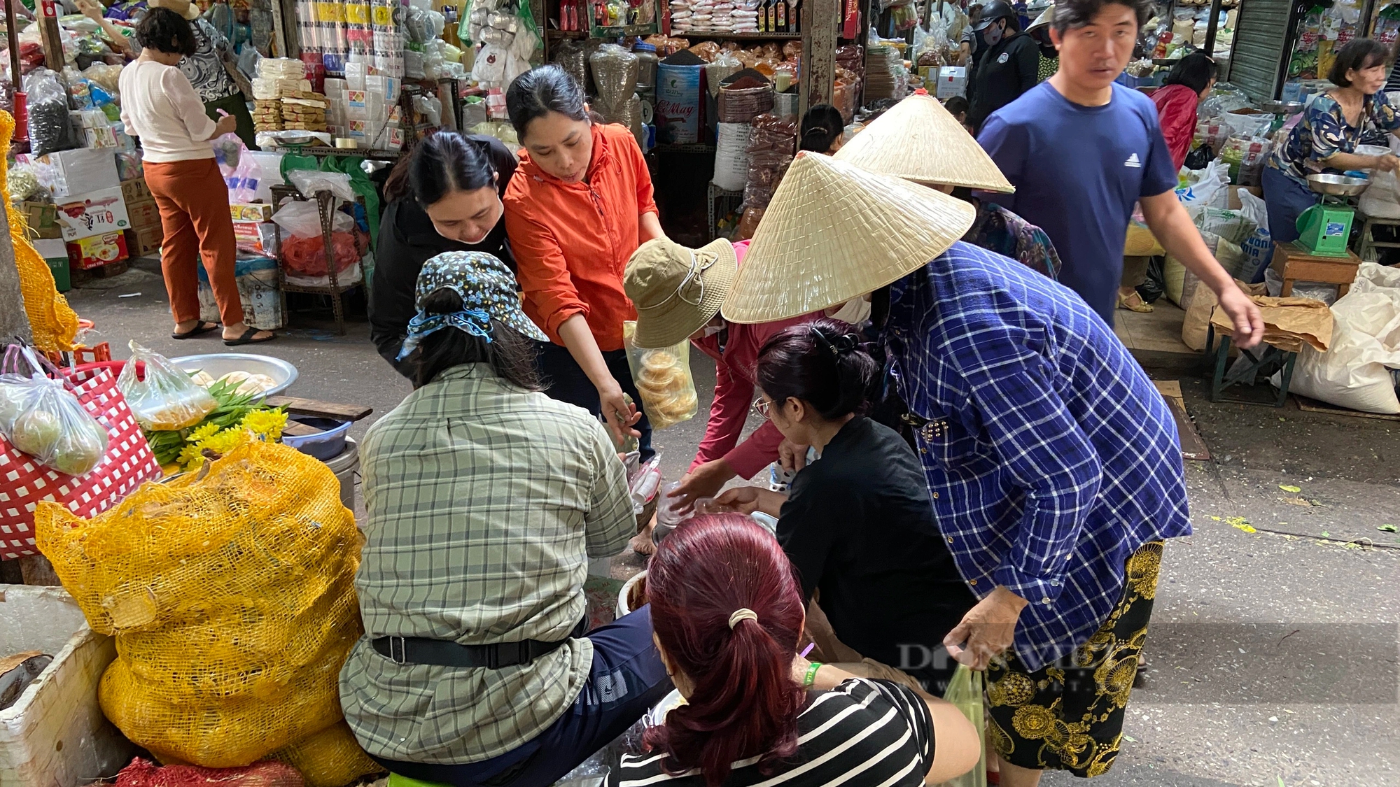 Đà Nẵng: Xôi chè, cá chép rau câu đắt hàng dịp cúng ông Táo, bán luôn tay từ 4 giờ sáng đến tối muộn- Ảnh 4.