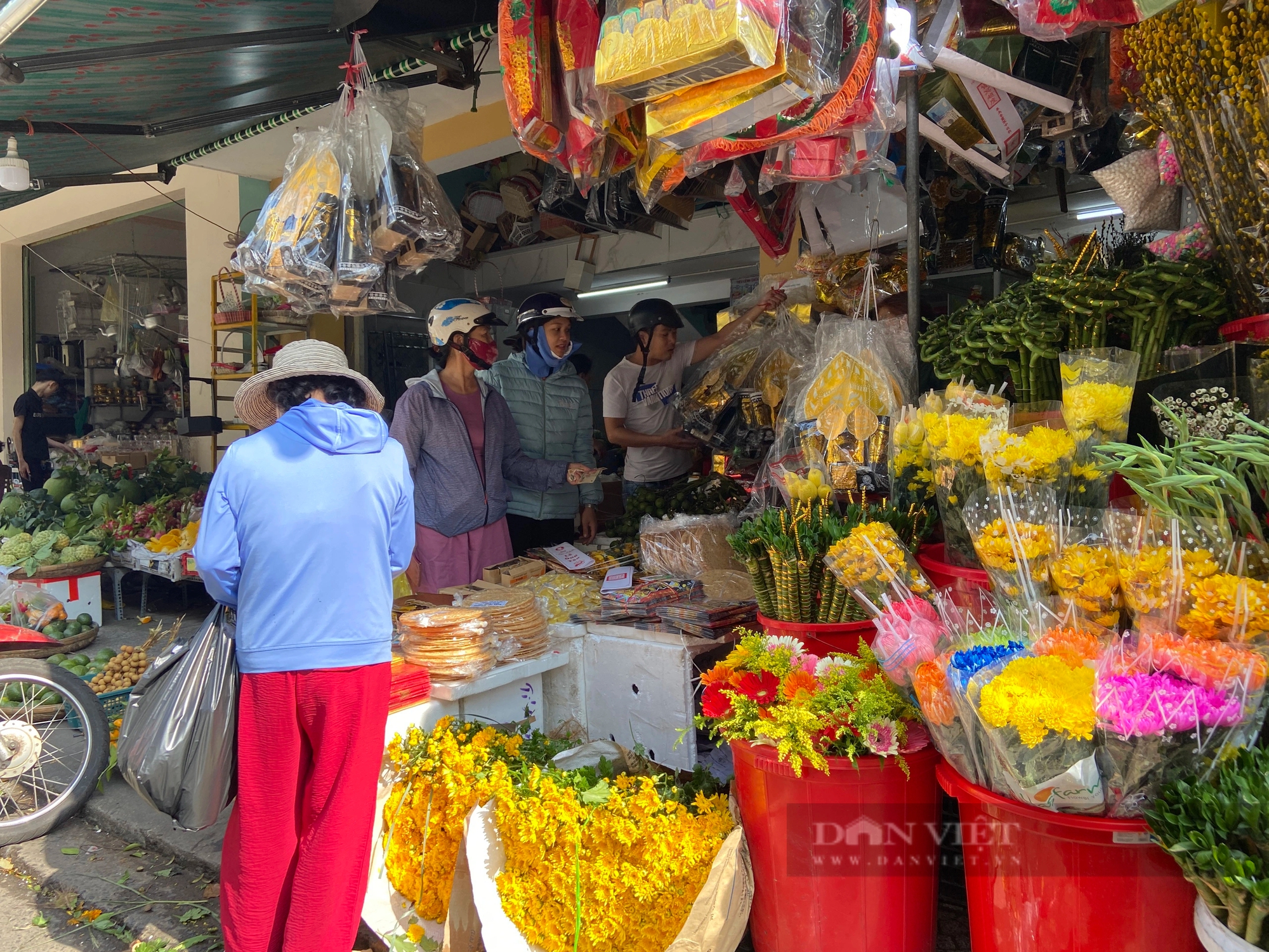 Đà Nẵng: Xôi chè, cá chép rau câu đắt hàng dịp cúng ông Táo, bán luôn tay từ 4 giờ sáng đến tối muộn- Ảnh 8.