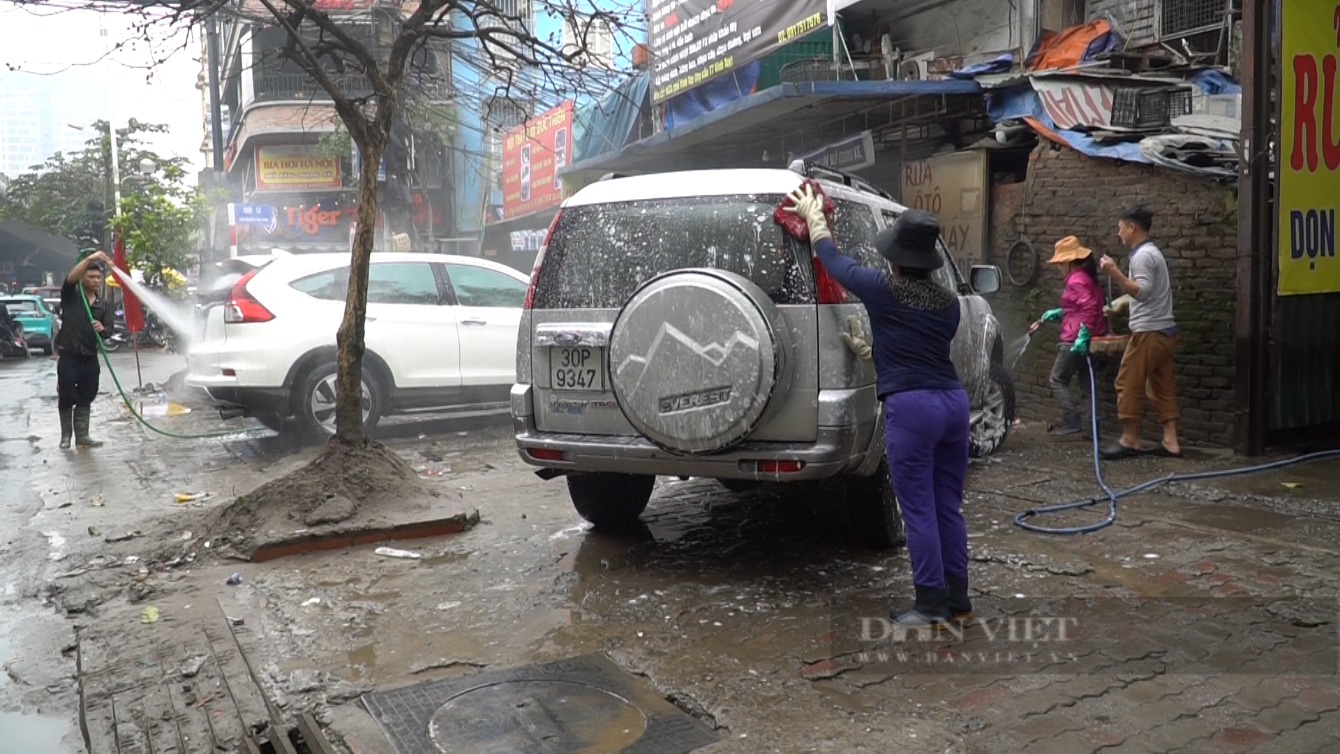 11 giờ trưa, các nhân viên tại cửa hàng rửa xe của anh Tuấn tất bật làm việc. Ảnh: Trung Hiếu