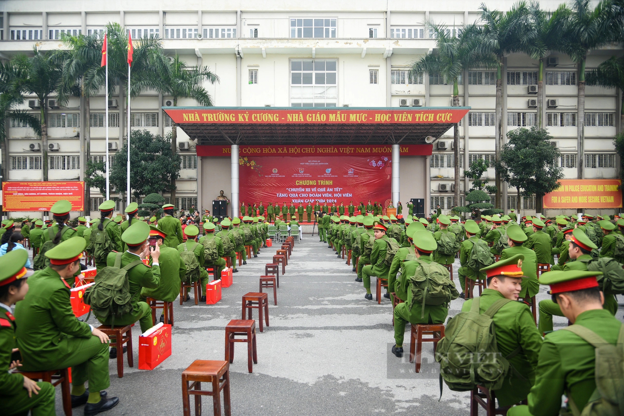 Chuyến xe đưa hơn 300 chiến sĩ cảnh sát tương lai từ Hà Nội về quê đón Tết- Ảnh 1.