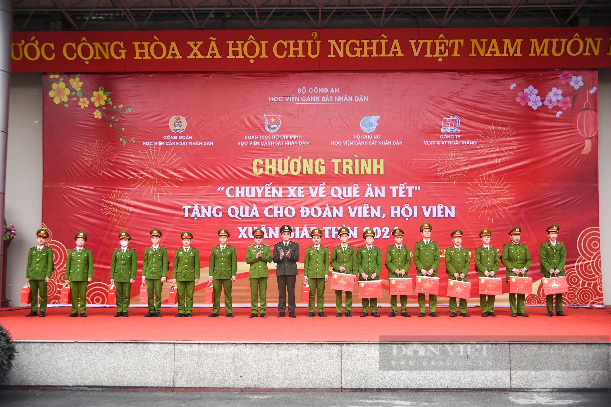 Chuyến xe đưa hơn 300 chiến sĩ cảnh sát tương lai từ Hà Nội về quê đón Tết- Ảnh 2.