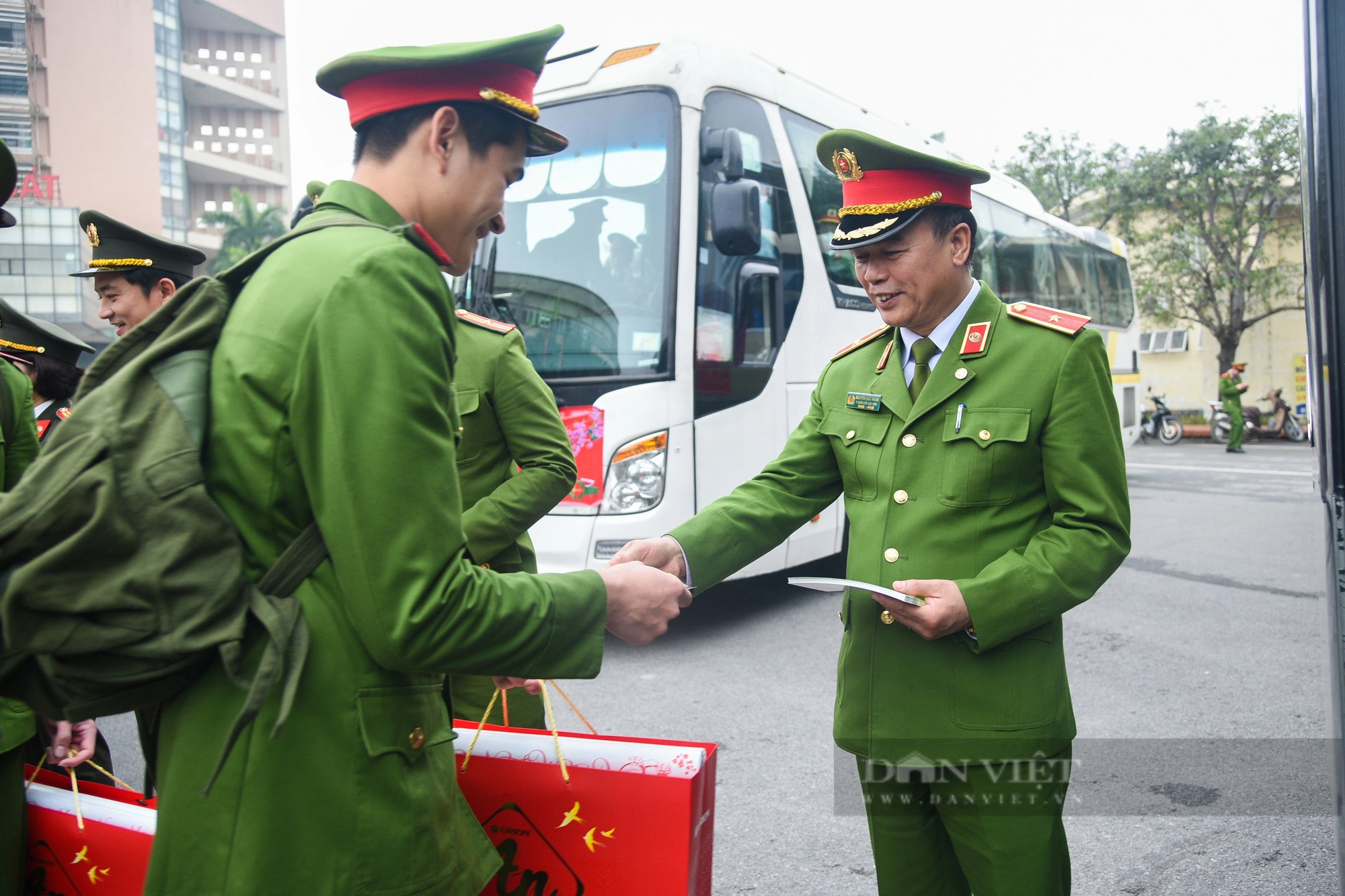 Chuyến xe đưa hơn 300 chiến sĩ cảnh sát tương lai từ Hà Nội về quê đón Tết- Ảnh 3.