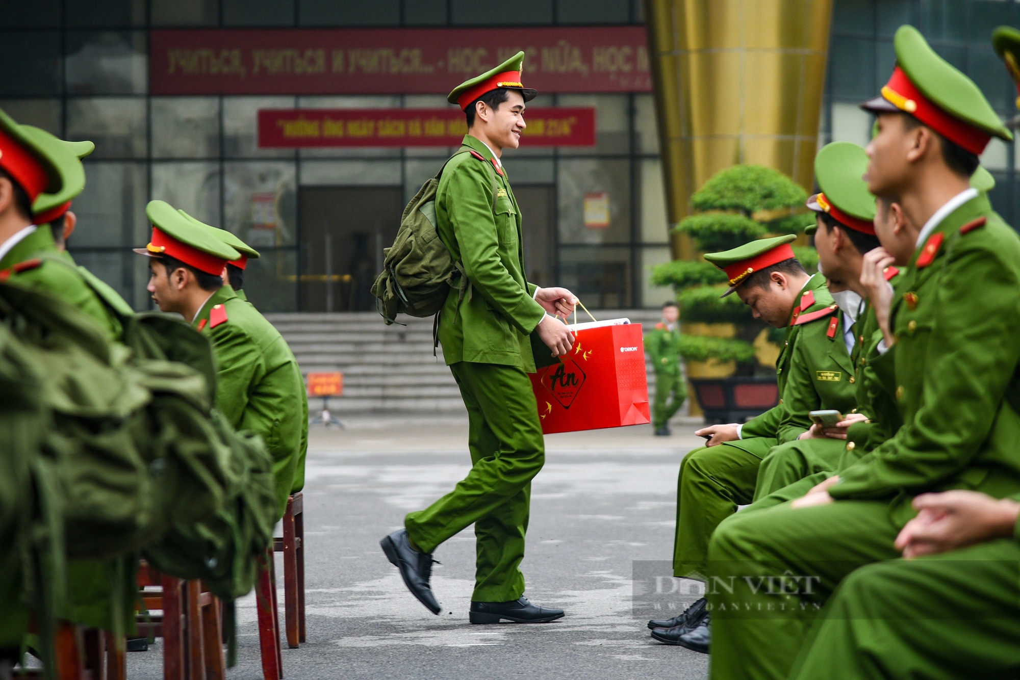 Chuyến xe đưa hơn 300 chiến sĩ cảnh sát tương lai từ Hà Nội về quê đón Tết- Ảnh 4.