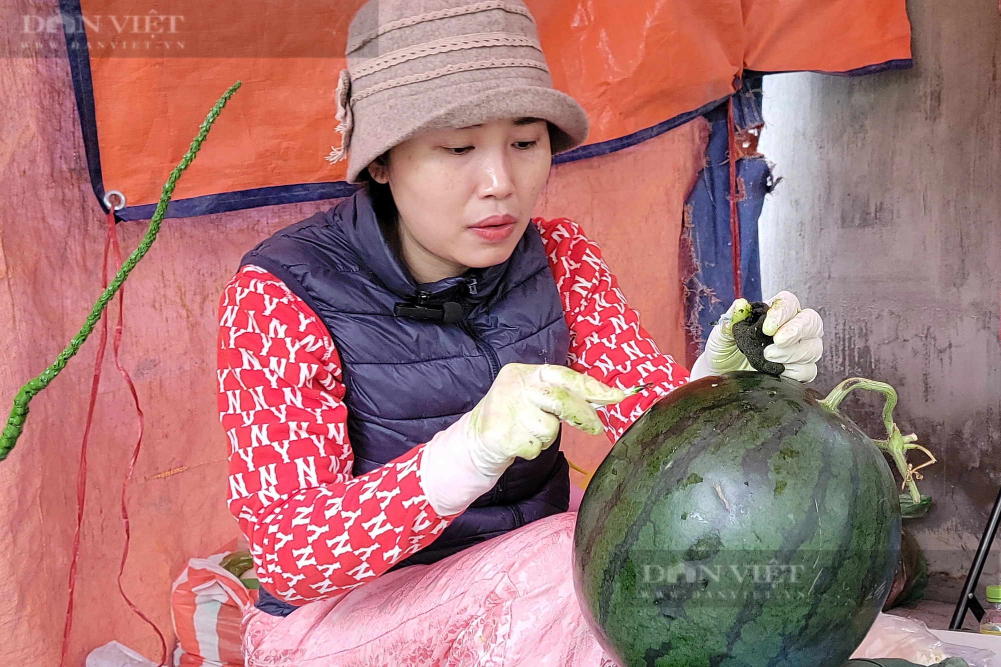 "Múa" thư pháp lên trái dừa, dưa hấu chưng Tết, một "cô đồ" Hải Dương bán như bán tôm tươi- Ảnh 4.