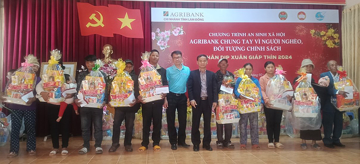 Hội Nông dân Lâm Đồng cùng Agribank Lâm Đồng trao 1.000 phần quà Tết cho hộ khó khăn - Ảnh 1.