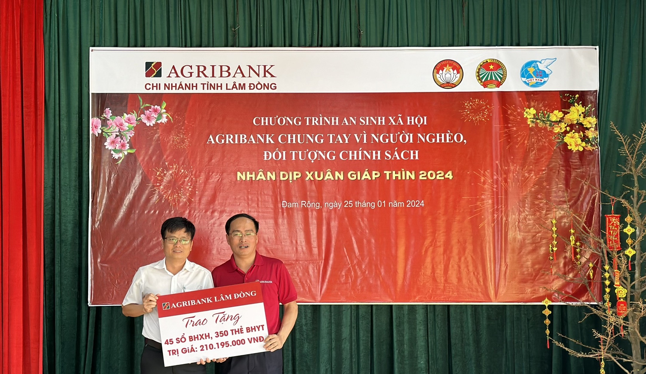 Hội Nông dân Lâm Đồng cùng Agribank Lâm Đồng trao 1.000 phần quà Tết cho hộ khó khăn - Ảnh 2.