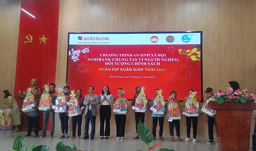Hội Nông dân Lâm Đồng cùng Agribank Lâm Đồng trao 1.000 phần quà Tết cho hộ khó khăn - Ảnh 3.