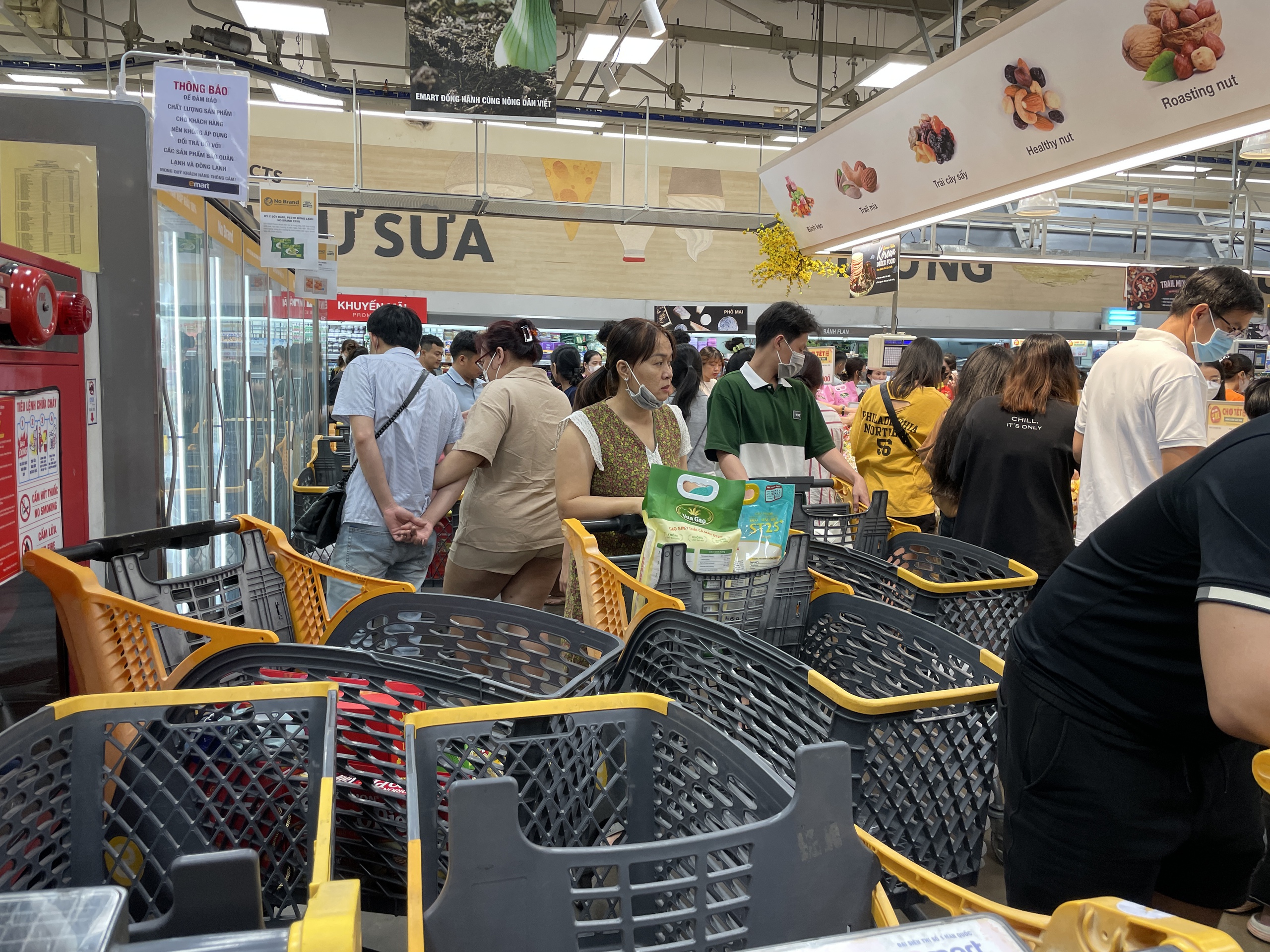 Siêu thị đang đông nghẹt, người Sài Gòn chen chân mua sắm Tết- Ảnh 9.