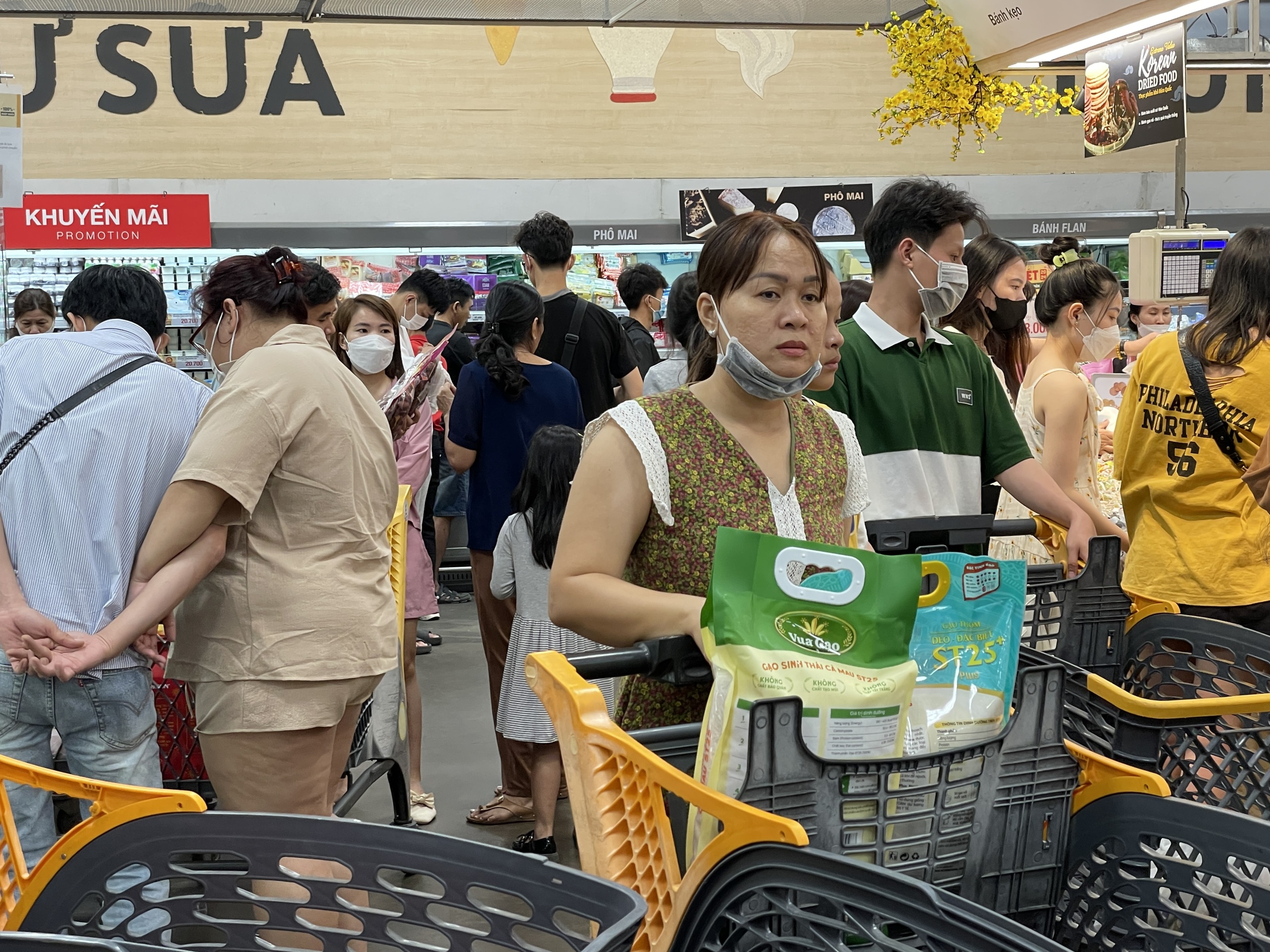 Siêu thị đang đông nghẹt, người Sài Gòn chen chân mua sắm Tết- Ảnh 4.