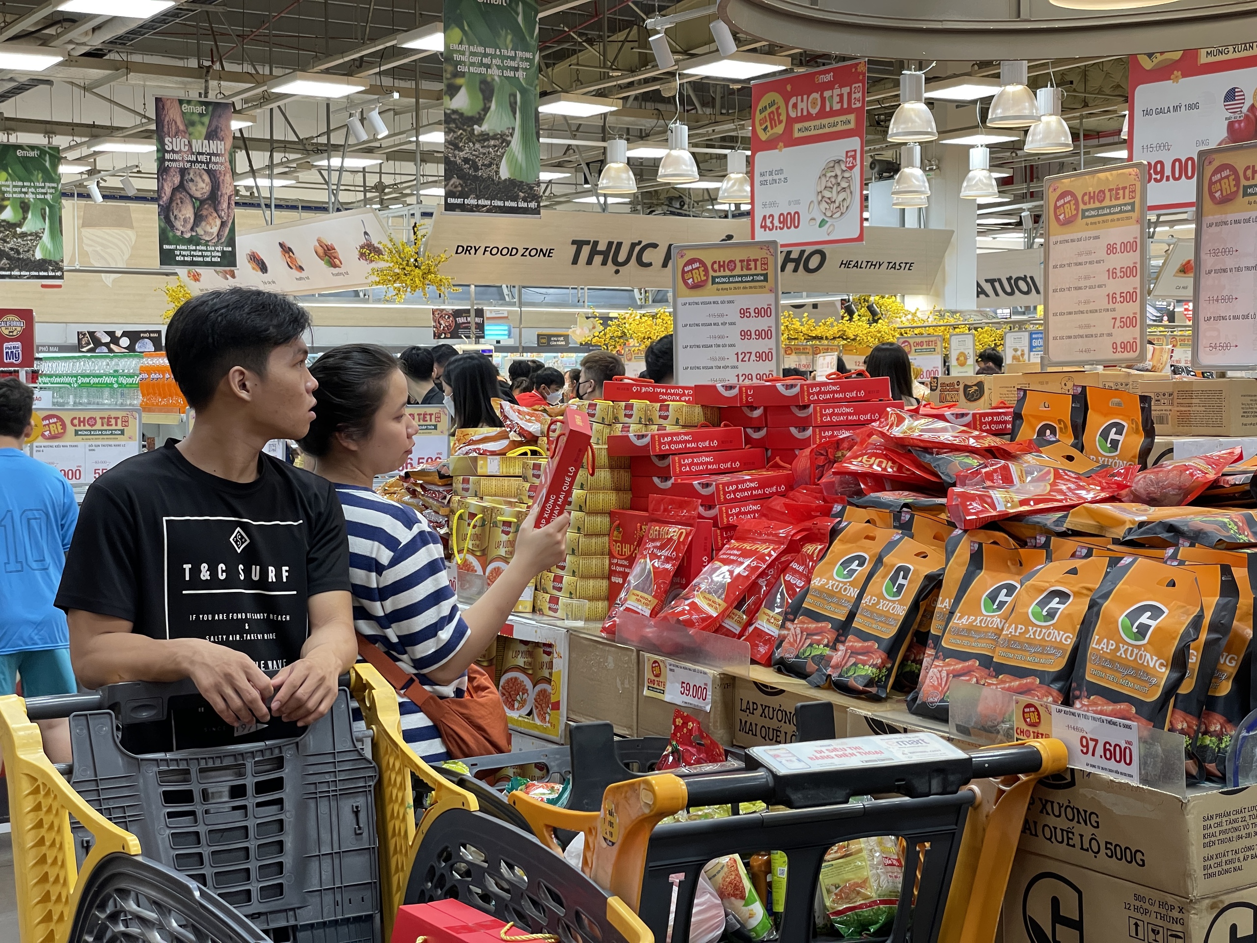 Siêu thị đang đông nghẹt, người Sài Gòn chen chân mua sắm Tết- Ảnh 5.