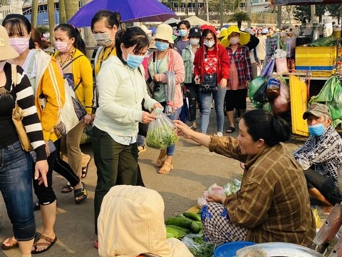 Làm thêm giờ dịp Tết ban đêm được trả tới 490% tiền lương - Ảnh 1.