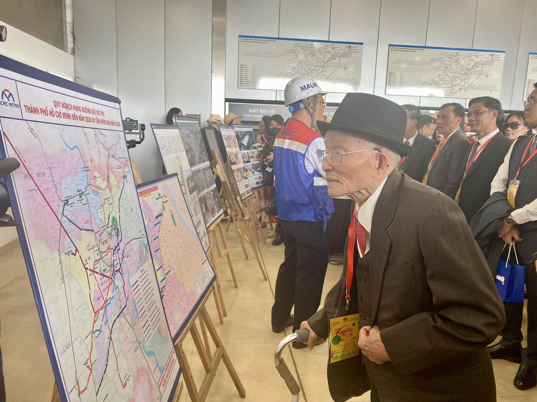 Hơn 100 kiều bào trải nghiệm tuyến metro số 1 Suối Tiên - Bến Thành- Ảnh 3.