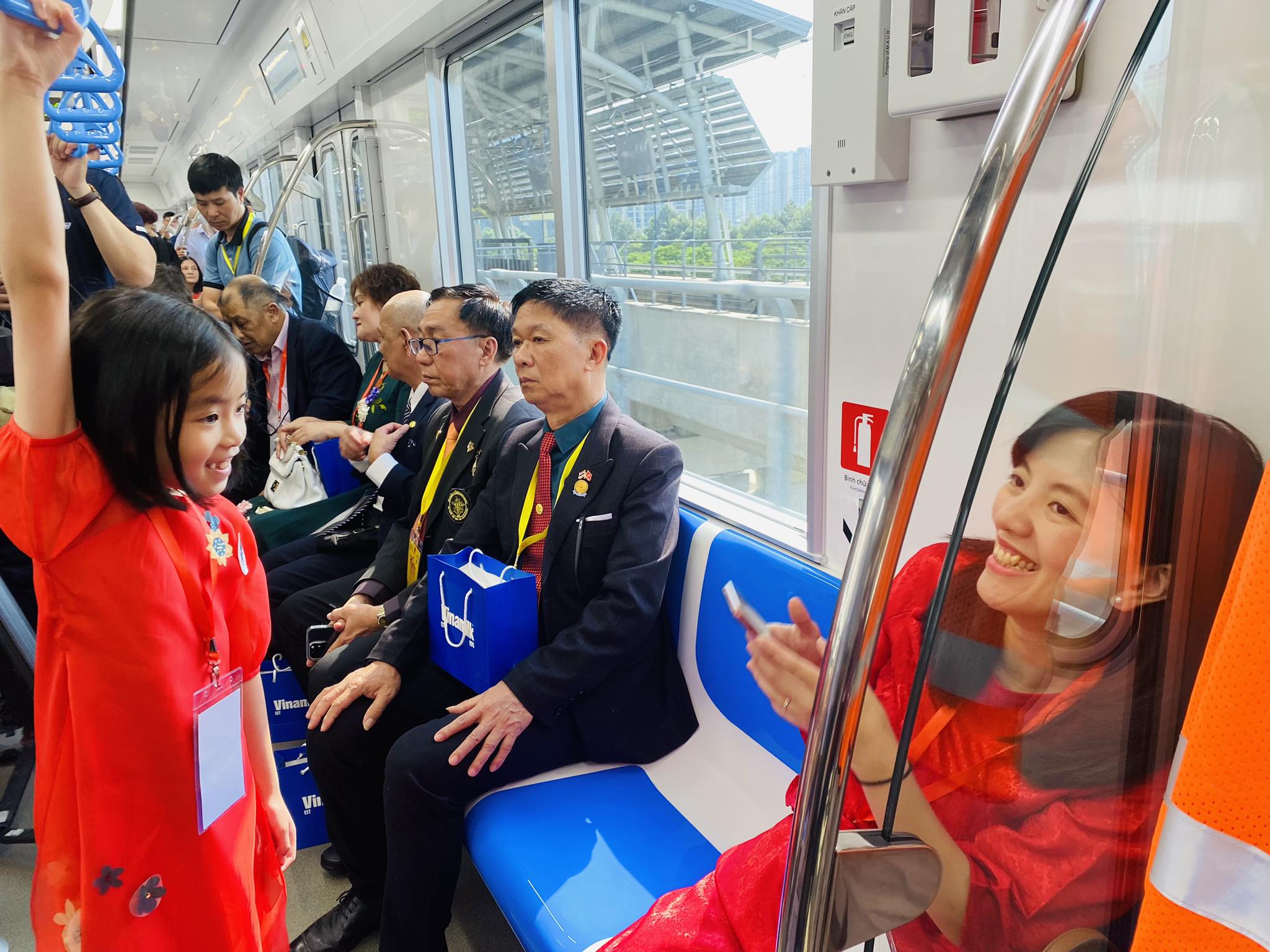 Hơn 100 kiều bào trải nghiệm tuyến metro số 1 Suối Tiên - Bến Thành- Ảnh 5.