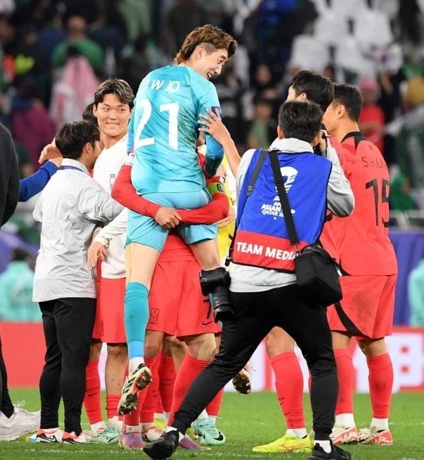 Thủ môn ĐT Hàn Quốc tỏa sáng tại Asian Cup 2024 nhờ... nghe lời vợ- Ảnh 2.