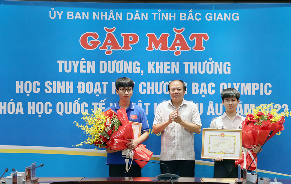 Một ngôi trường THPT ở tỉnh có hai thủ khoa học sinh giỏi quốc gia 2024- Ảnh 1.