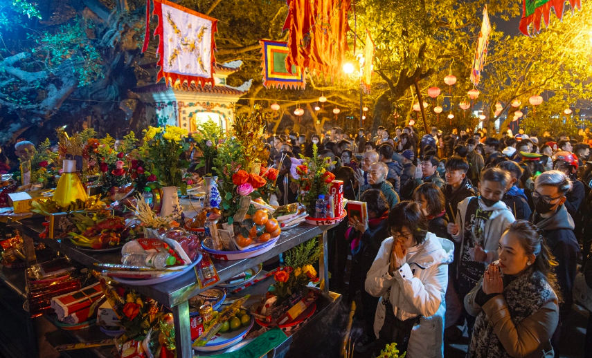 Hà Nội:  Dân trèo tường, leo cây, chen chân xem pháo hoa, đi Phủ Tây Hồ đêm giao thừa, sáng mùng 1 Tết- Ảnh 6.