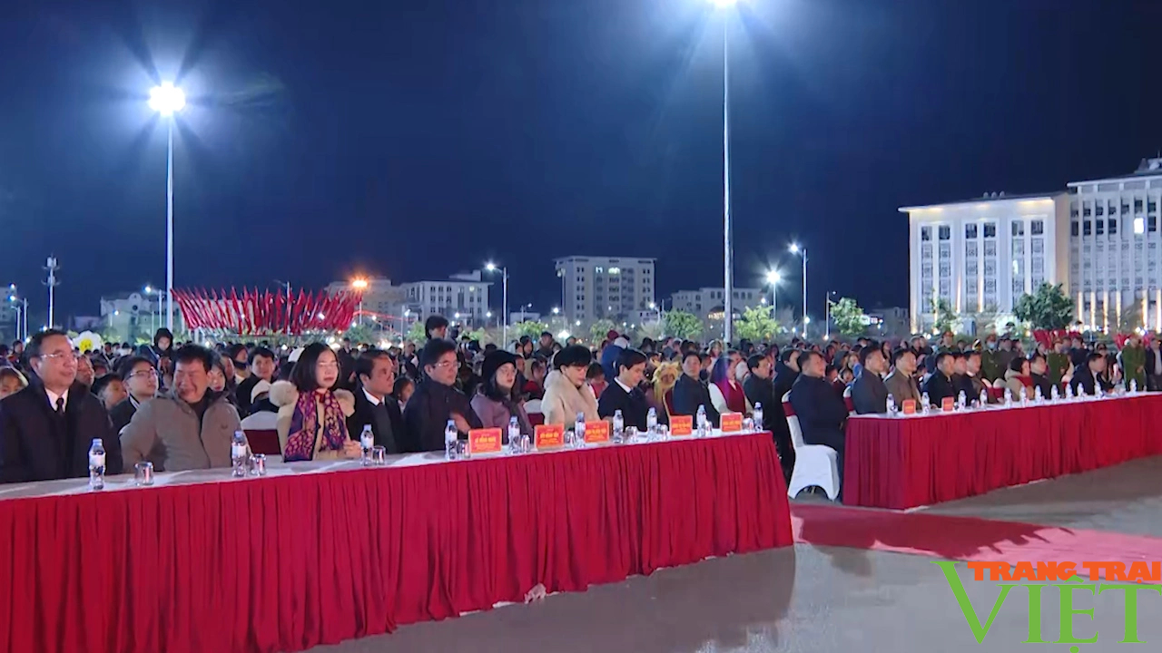 Hàng ngàn người dân tập trung về Quảng trường Tây Bắc đón xuân Giáp Thìn 2024- Ảnh 2.