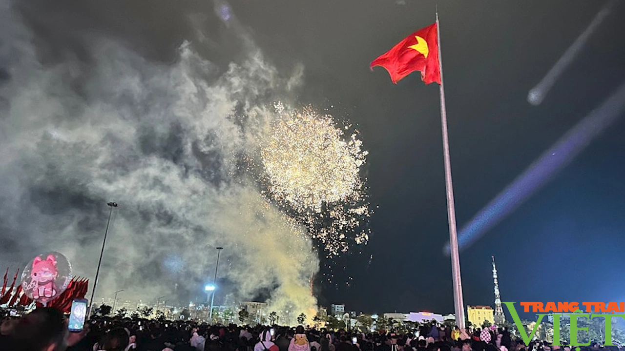 Hàng ngàn người dân tập trung về Quảng trường Tây Bắc đón xuân Giáp Thìn 2024- Ảnh 9.