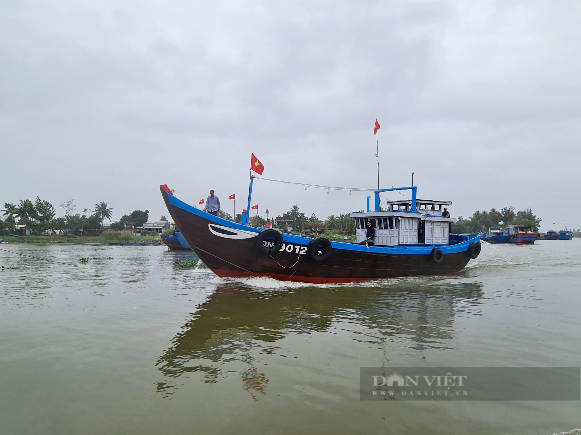 Sáng mùng 1 Tết, ngư dân Quảng Nam nhổ neo xuất bến lấy lộc, mong trời yên biển lặng, tôm cá đầy khoang- Ảnh 6.